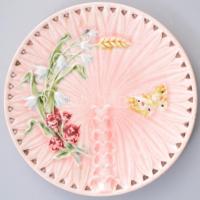 Schütz Cilli rózsaszín alapon virágmintás dísztál, áttört mintával, jelzett, kis lepattanással, d: 20 cm