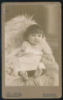 cca 1910 Babaportré, vizitkártya Leon H. Fia budapesti műterméből, a hátoldalon nevesítve (Holzbauer Gizi), 11x6,5 cm