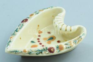 Zsolnay szív alakú tálka, jelzett, h: 11,5 cm