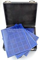 Fekete műbőr zárható érmetartó koffer újszerű állapotban, benne 9db érmetartó tálca 42,5x42,5mm-es férőhelyekkel (összesen 216 férőhely) + a hozzá tartozó 2db kulccsal T:jó, kisebb felületi sérülések a műbőrön, tálca tető sérülés