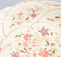 Zsolnay plasztikus virág mintás porcelán dísztál. Kézzel festett, jelzett, hibátlan. d: 30 cm