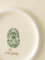 Zsolnay plasztikus virág mintás porcelán dísztál. Kézzel festett, jelzett, hibátlan. d: 30 cm