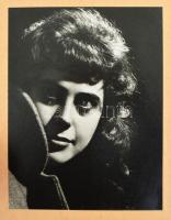 cca 1960 Fiatal hölgy arcképe. Fotó, Fővárosi Fotóvállalat szárazbélyegzőjével jelzett a kartonon, 42x31,5 cm.