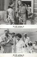 cca 1989 előtt készült, "2x2 néha 5" című magyar film jelenetei és szereplői, 13 db vintage produkciós filmfotó (vitrinfotó, lobbyfotó) ezüst zselatinos fotópapíron, a használatból eredő (esetleges) kisebb hibákkal, 18x24 cm