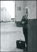 cca 1963 Alfred Hitchcock (1899-1980) amerikai filmrendező portréja, 1 db modern nagyítás, jelzés nélkül, 21x15 cm + hozzáadva két filmjének egy-egy jelenet fotóját, mindkét kép hibás (kopásnyom, barnás folt), 18x24 cm