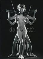 cca 1979 "Két szólamban", szolidan erotikus felvétel, a néhai Lapkiadó Vállalat központi fotólaborjának archívumából 1 db modern nagyítás, jelzés nélkül, 21x15 cm