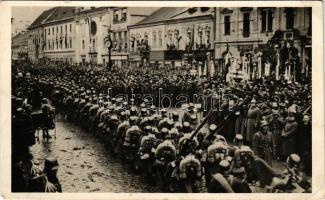 1938 Kassa, Kosice; bevonulás / entry of the Hungarian troops (kis szakadás / small tear)
