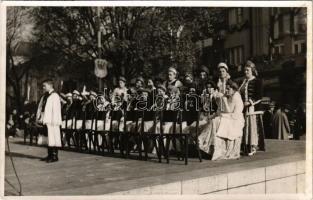 1938 Kassa, Kosice; bevonulás, honleányok / entry of the Hungarian troops, compatriot women. Danielisz Miklós photo (fl)