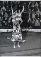 cca 1950 "Cirkuszi mutatvány: hat nő, két lábon", 1 db modern nagyítás, jelzés nélkül, 21x15 cm