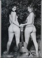 cca 1968 "Hippipi életérzés", szolidan erotikus felvétel, 1 db modern nagyítás, jelzés nélkül, 21x15 cm