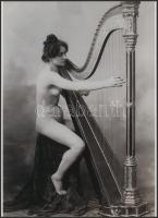 cca 1900 "A szerelem húrjait pengetve", szolidan erotikus felvétel, 1 db modern nagyítás, jelzés nélkül, 21x15 cm