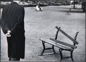 cca 1932 Kertész Andor (később André Kertész) (1894-1985) magyar (később francia - amerikai) fotóművész felvétele (Parkban), 1 db modern nagyítás, jelzés nélkül, 15x21 cm