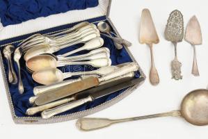 45 részes szecessziós alpakka evőeszköz készlet, hasonló megjelenésű készletekből összeállítva, közt...