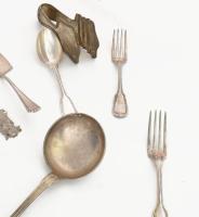 45 részes szecessziós alpakka evőeszköz készlet, hasonló megjelenésű készletekből összeállítva, közt...