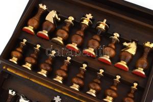 Luxus sakk készlet, fém és fa, teljes, fa dobozban, figurák m: 9,5 cm
