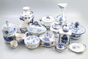 Gzhel 15 darabos porcelán tárgy gyűjtemény, közte jó darabokkal, szamovárok, díszes tárolók, jelzett, jó állapotban.