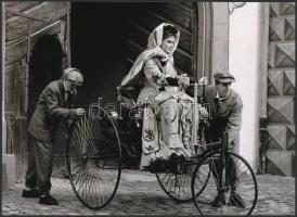 cca 1900 Úrhölgy a kormánynál: "fogjatok, hogy el ne essek!", 1 db modern nagyítás, jelzés nélkül, 15x21 cm