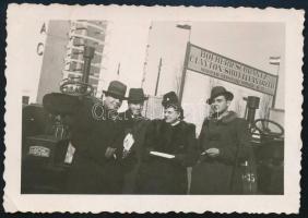 cca 1930-1940 Hofherr-Schrantz-Clayton-Shuttleworth Magyar Gépgyári Művek Rt. telepe előtt készült csoportkép, HSCS traktorokkal, fotó, 6x9 cm