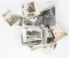 Autókat, járműveket ábrázoló vegyes régi és modern fotók, össz. 29 db, közte 1930-as évekbeli automobilokról készült felvételek, valamint egy korai (1920 körüli) magyarországi autóversenyt ábrázoló fotó későbbi nagyítása. Változó állapotban, cca. 6x6 cm és 18x13 cm közötti méretben.