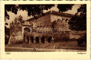 Siklós, várbejárat