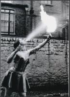 cca 1928 "Tüzet okádó házisárkány, vagy esetleg cirkuszi mutatványos", 1 db modern nagyítás, jelzés nélkül, 21x15 cm