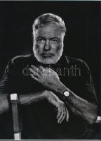 1954 Ernest Hemingway (1899-1961) amerikai író portréja, Yousuf Karsh (1908-2002) kanadai fotóművész felvétele, 1 db modern nagyítás, jelzés nélkül, a néhai Fotó újság archívumából, 21x15 cm