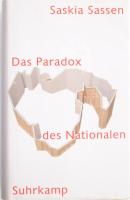 Saskia Sassen: Das Paradox des Nationalen. Territorium, Autorität und Rechte im globalen Zeitalter. Aus dem Amerikanischen von Nikolaus Gramm. Frankfurt am Main, 2008, Shurkamp. Német nyelven. Kiadói egészvászon-kötés, kiadói papír védőborítóban.