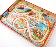 cca 1962 Lemezárugyár Közlekedési Játék. Extra autókkal, kulccsal, eredeti sérült dobozában.