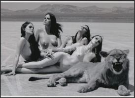 cca 1970 "Orosz-lányok", szolidan erotikus felvétel, 1 db modern nagyítás, jelzés nélkül, 15x21 cm
