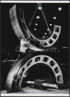cca 1950 Wolfgang Sievers (1913-2007) osztrák fotóművész felvétele (Óriás fogaskerék), 1 db modern nagyítás a néhai Népművelési Intézet fotóművészeti referensének gyűjteményéből, "A fotóművészet egyetemes története" című előadásának anyagából, jelzés nélkül, 21x15 cm
