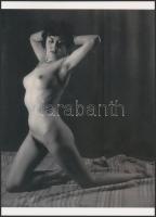 cca 1935 Alkalmi modellek, szolidan erotikus felvételek, 2 db modern nagyítás, jelzés nélkül, 21x15 ...