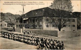 Cetinje, Cettinje, Cettigne; Narodna vojska pred Dvorom Nj. Kr. V. Knjaza Nikole I. Atleier Smodlaka (Kotor) / Die Nationalgarde vor dem Hofpalais Sr. königl. Hoheit Fürst Nikolaus I. / The National Guard in front of the Court Palace of His Royal Highness Prince Nicholas I. (fl)