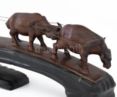 Keleti faragás vízibivaly alakokkal, h: 39 cm