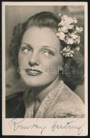 Romváry Gertrúd (1919-?) színésznő aláírása egy őt ábrázoló képeslapon, 13x8 cm.