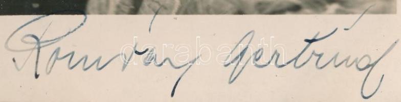 Romváry Gertrúd (1919-?) színésznő aláírása egy őt ábrázoló képeslapon, 13x8 cm