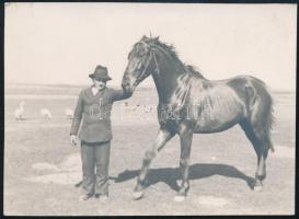 1940 Pajkos és Miska, férfi és ló, Nagykőrös, hátoldalán feliratozott, jelzés nélküli fotó
