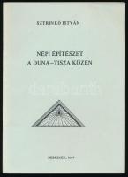 Sztrinkó István: Népi építészet a Duna-Tisza közén (Studia Folkloristica et Ethnographica 22). Debrecen, 1987, Kossuth Lajos Tudományegyetem Néprajzi Tanszék. 133 p. Gazdag fekete-fehér képanyaggal illusztrált. Kiadói papírkötés.