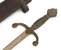 Dísztőr, plasztikus motívumokkal díszített fém markolattal, nem hozzáillő, sérült, bőrborítású és ré...