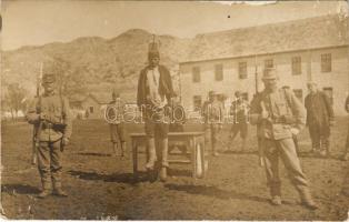 Akasztás a Balkánon, katonák szuronyos puskával / WWI K.u.k. military, execution by hanging, soldiers. photo (felületi kopás / worn surface)