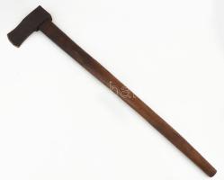 Antik erdész hasító fejsze, jelzett fejjel, esztergált nyéllel, h: 96 cm
