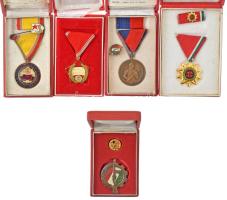 8db vegyes szocialista kitüntetés, jelvény tétel tokokban, közte több munkásőr kitüntetés és jelvény és 2db igazolvány T:AU-XF