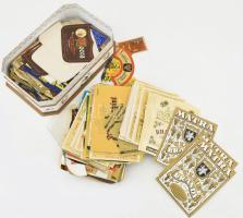 Több mint 500 db vegyes italcímke, régi és modernebb, magyar és külföldi darabok, közte Gschwindt-féle Portoriko rum, Unicum Likőrgyár Cherry Brandy, Lánchíd Brandy, stb.