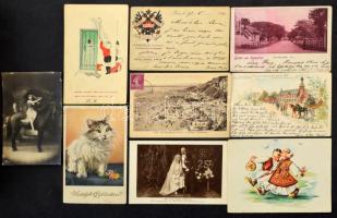 Több mint 500 képeslap dobozban, legalább 300 háború előttivel, benne városképek, motívumok, festmény reprodukciók és nagyon sok holland királyi család (régi és újabb). Érdekes anyag!!