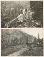 Gyergyói-havasok, Muntii Giurgeu (Gyergyószentmiklós, Gheorgheni) - 2 db fotós képeslap: a cs. és kir. 105. gyalogezred tábori miséje az ezred fatemploma előtt, Majláth Gusztáv püspök / 2 photo postcards: WWI Austro-Hungarian K.u.K. military mass, Romanian front, chapel of the 105th Infantry Regiment, bishop