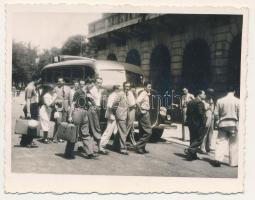 RIPENSIA Temesvár labdarúgó csapat tagjai a bukaresti Gara de Nord vasútállomáson, foci / RIPENSIA Timisoara football team at the railway station of Bucuresti. photo (8,5 x 6,5 cm) (fl)