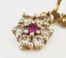 Arany (Au) fülbevaló pár és függő, gránát berakással, 14k, jelzett, bruttó 4,3g