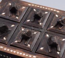 Keleti faragott hatrekeszes tárolódoboz, teknős figurákkal, gyöngyház berakással, 25x19 cm