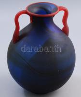 Antik kéküveg váza, vörösüveg fülekkel, anyagában színezett savmaratott üveg, jelzés nélkül, hibátlan, m: 20,5 cm