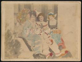 Fiatal lányok jelmezben (japán és holland öltözetben, bohócjelmezben), kutyával, kézzel színezett keményhátú fotó, jelzés nélkül, 9x12 cm