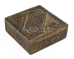 Antik faragott fadoboz, részben színezett, 20x20 cm